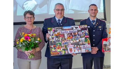 Macht den Platz des Stellvertretenden Ortsbrandmeister für seinen Nachfolger Philipp Kühl (rechts) frei, Stefan Ostermeyer mit Ehefrau Christiane<br> (Foto: wk)