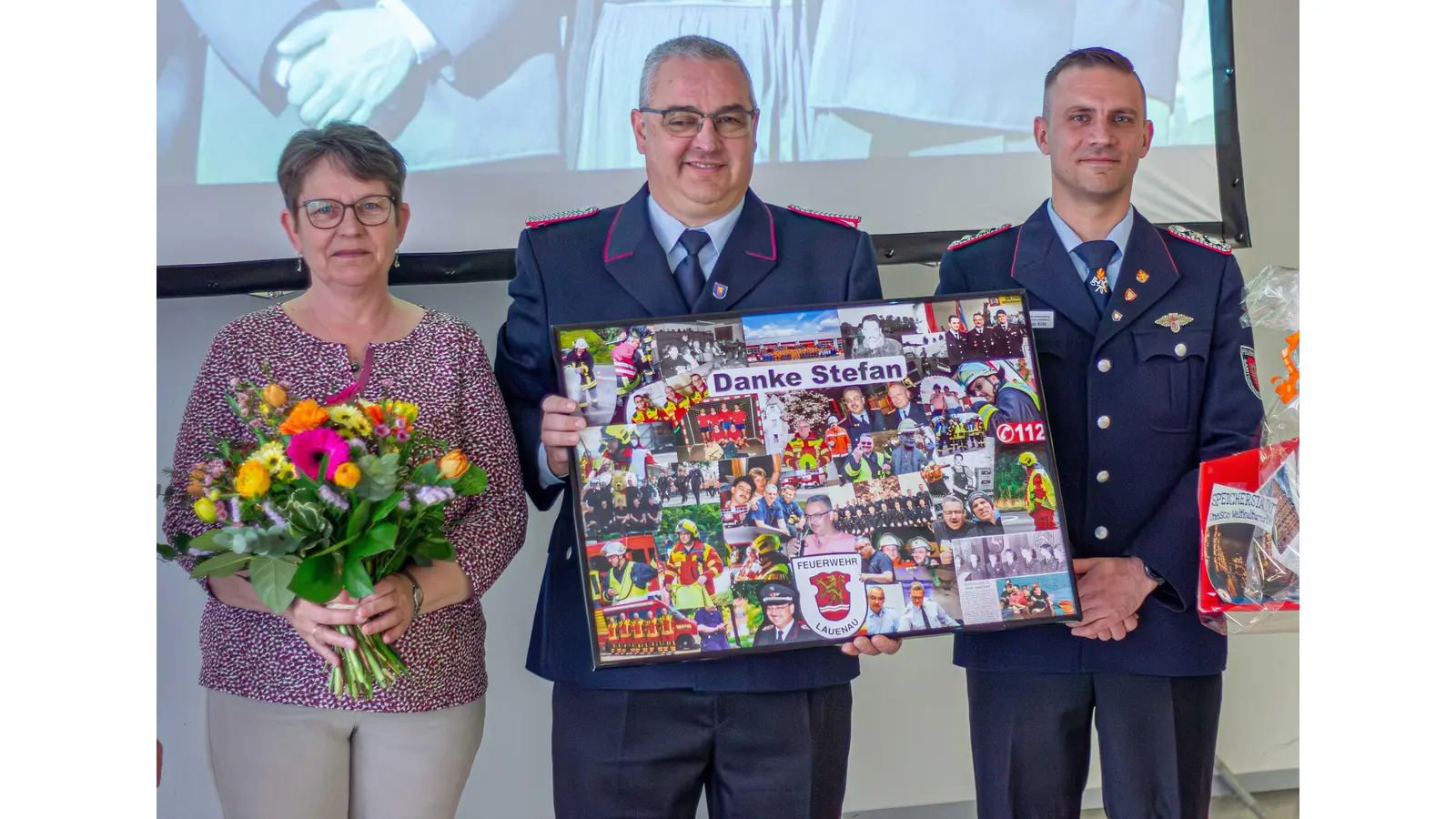 Macht den Platz des Stellvertretenden Ortsbrandmeister für seinen Nachfolger Philipp Kühl (rechts) frei, Stefan Ostermeyer mit Ehefrau Christiane<br> (Foto: wk)