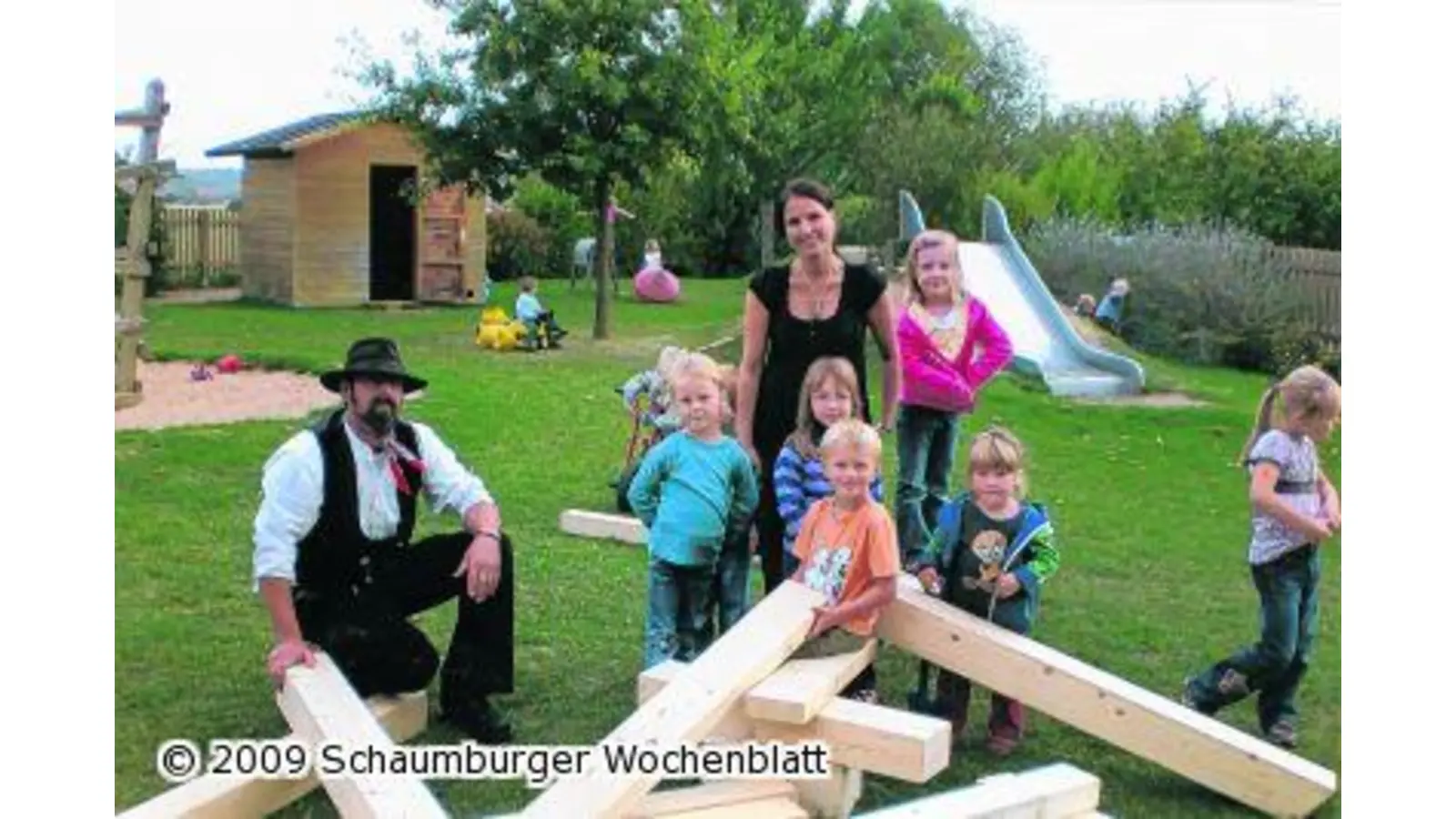 Kinder freuen sich über neue Bewegungsbaustelle (Foto: mk)