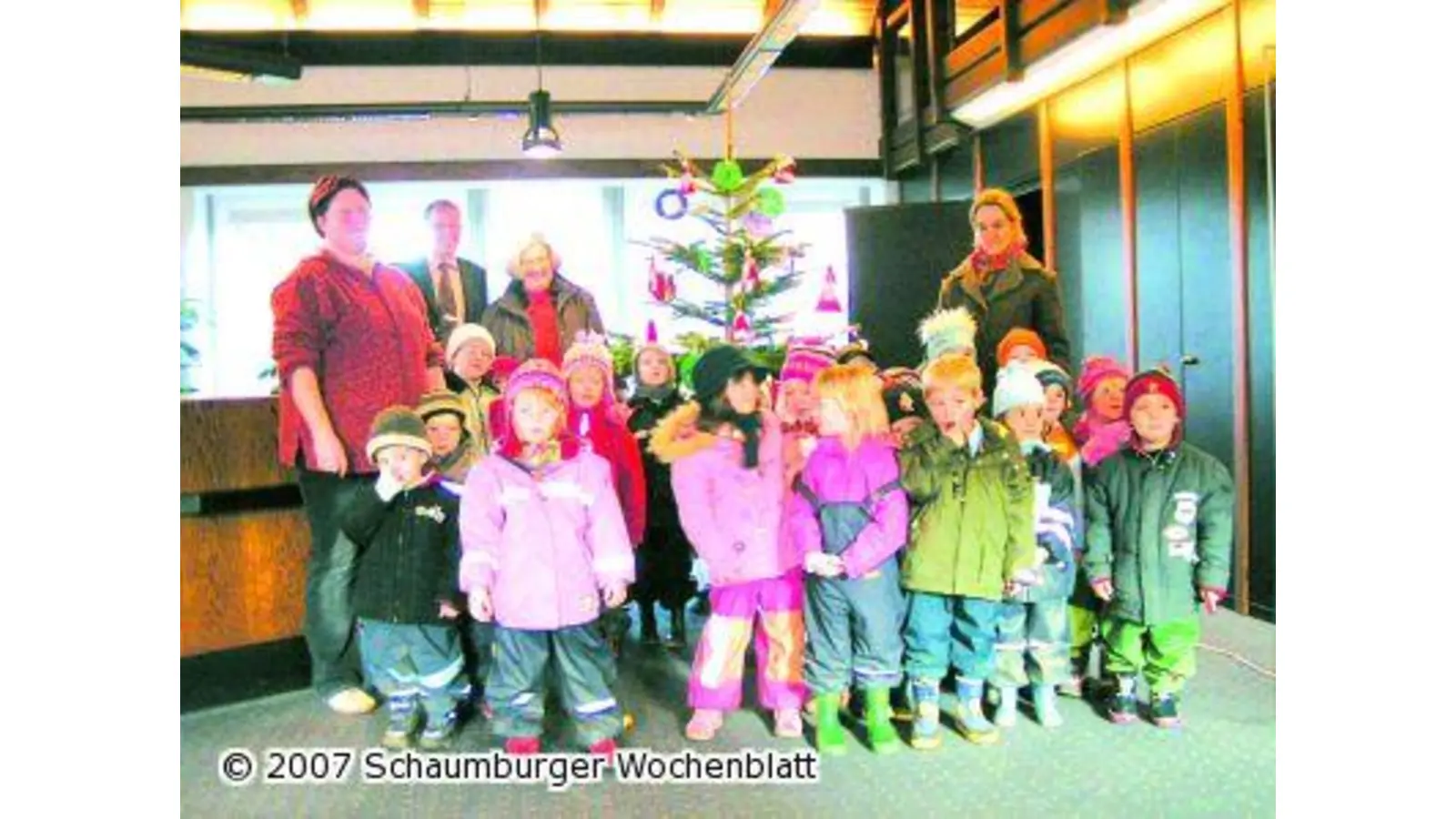 Kinder schmücken den Tannenbaum (Foto: red)