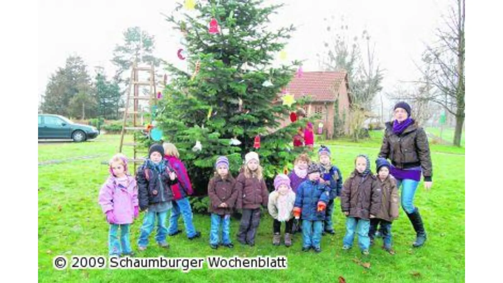 Kinder schmücken Tannenbaum (Foto: red)