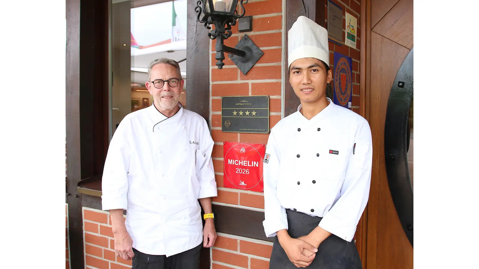 Küchenchef Ernst-August Gehrke (li.) und Minh Thinh Do vom Küchenteam präsentieren die Auszeichnung von Michelin. (Foto: bb)