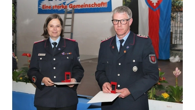 Silke Weibels und Christian Rogowski werden für ihre 40-jährige aktive Dienstzeit geehrt. (Foto: Borchers, Bastian)