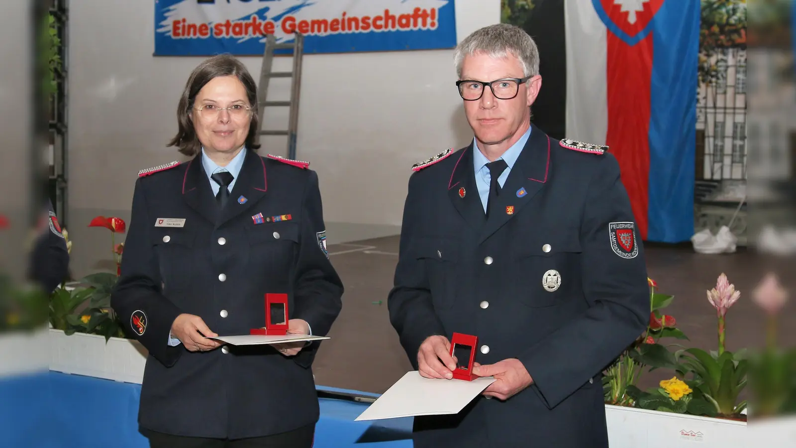 Silke Weibels und Christian Rogowski werden für ihre 40-jährige aktive Dienstzeit geehrt. (Foto: Borchers, Bastian)