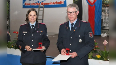 Silke Weibels und Christian Rogowski werden für ihre 40-jährige aktive Dienstzeit geehrt. (Foto: Borchers, Bastian)