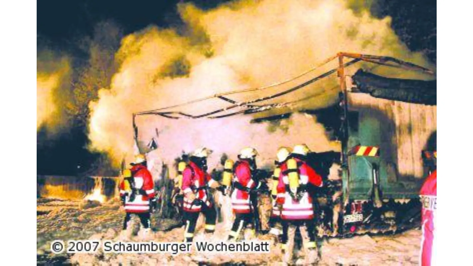 Möbellaster geht in Flammen auf (Foto: red)