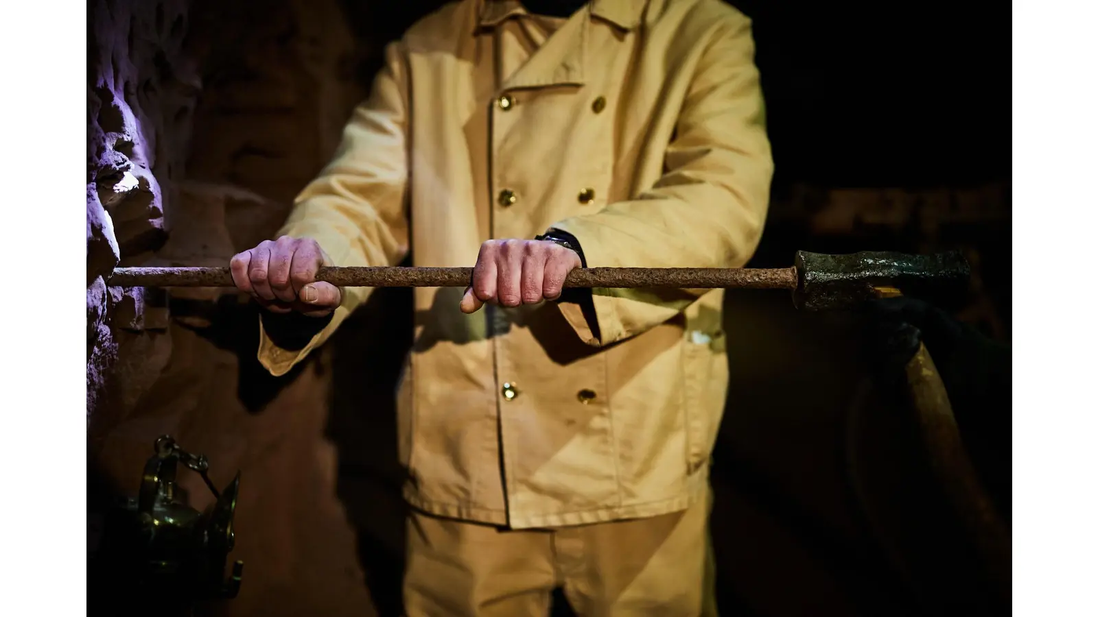Bei der Einfahrt ins Besucher-Bergwerk bekommen die Leute auch das Bohren von Hand erklärt. (Foto: BBMK)