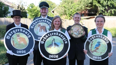 Die Majestäten (v.li.): Jutta Arnold, Domenik Nienhaus, Anne Rehbock, Fabian Springhorn und Hella Kekstadt. (Foto: gi)