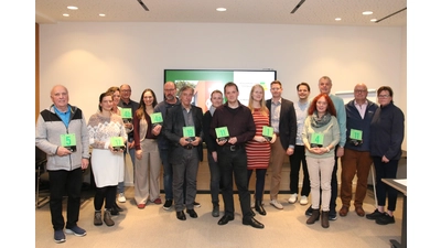 Die Veranstalter und die Sponsoren gratulieren den Preisträgern des Wettbewerbes „Grüne Hausnummer“. (Foto: bb)