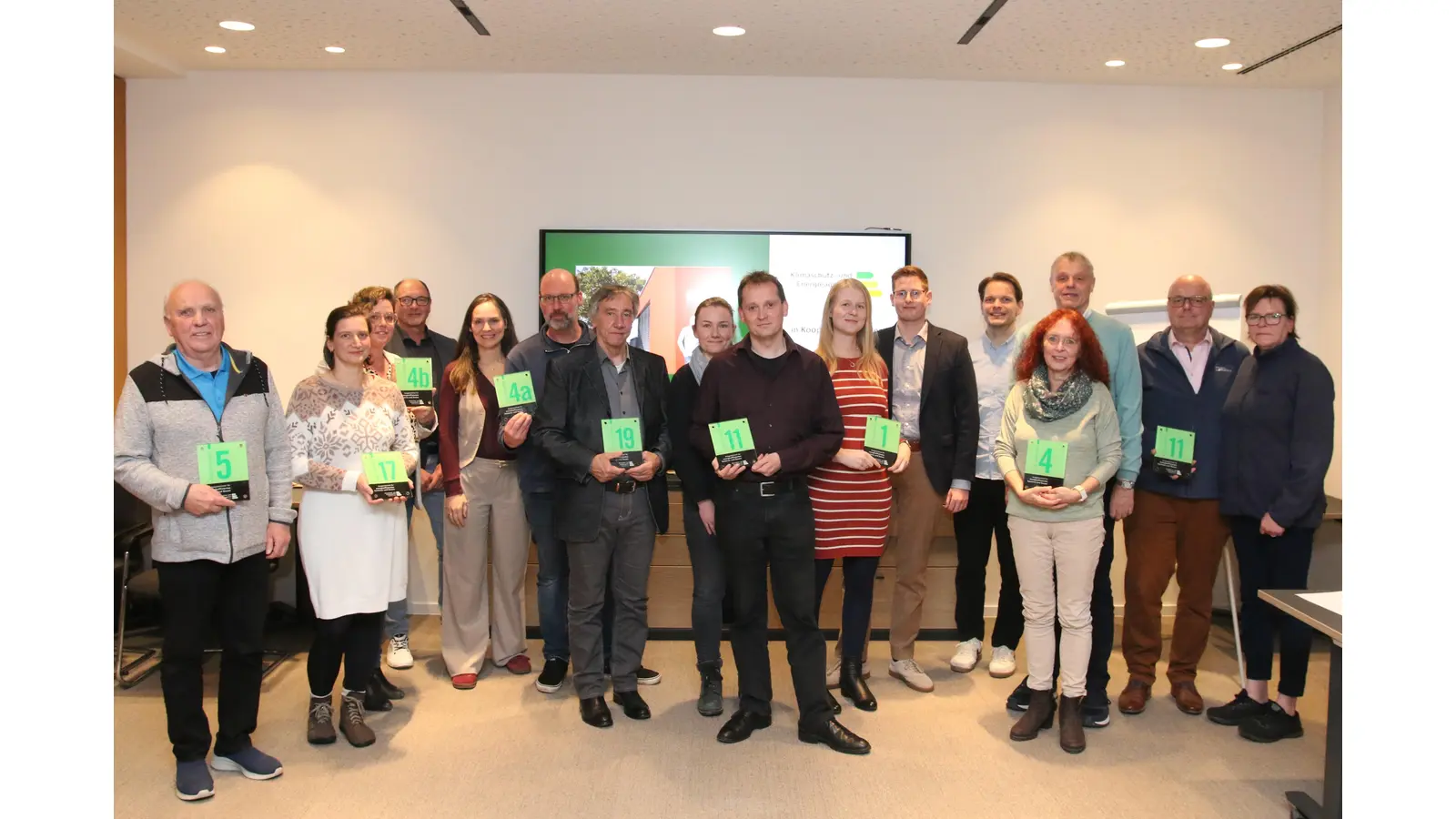 Die Veranstalter und die Sponsoren gratulieren den Preisträgern des Wettbewerbes „Grüne Hausnummer“. (Foto: bb)