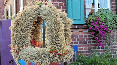 Eine Erntekrone gehört zum Rundmarsch auf dem Erntefest. (Foto: Symbolbild / pixabay)