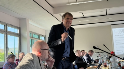 Prof. Dr. Gert Armin Neuhäuser setzt sich für den Erhalt des Hallenbades Steinbergen ein. Bürgermeisterin Andrea Lange freute sich, dass Neuhäuser nach seinem Nein für die Sanierung des Rintelner Hallenbades offensichtlich einen Sinneswandel pro Wasserflächen vollzogen habe. (Foto: ste)