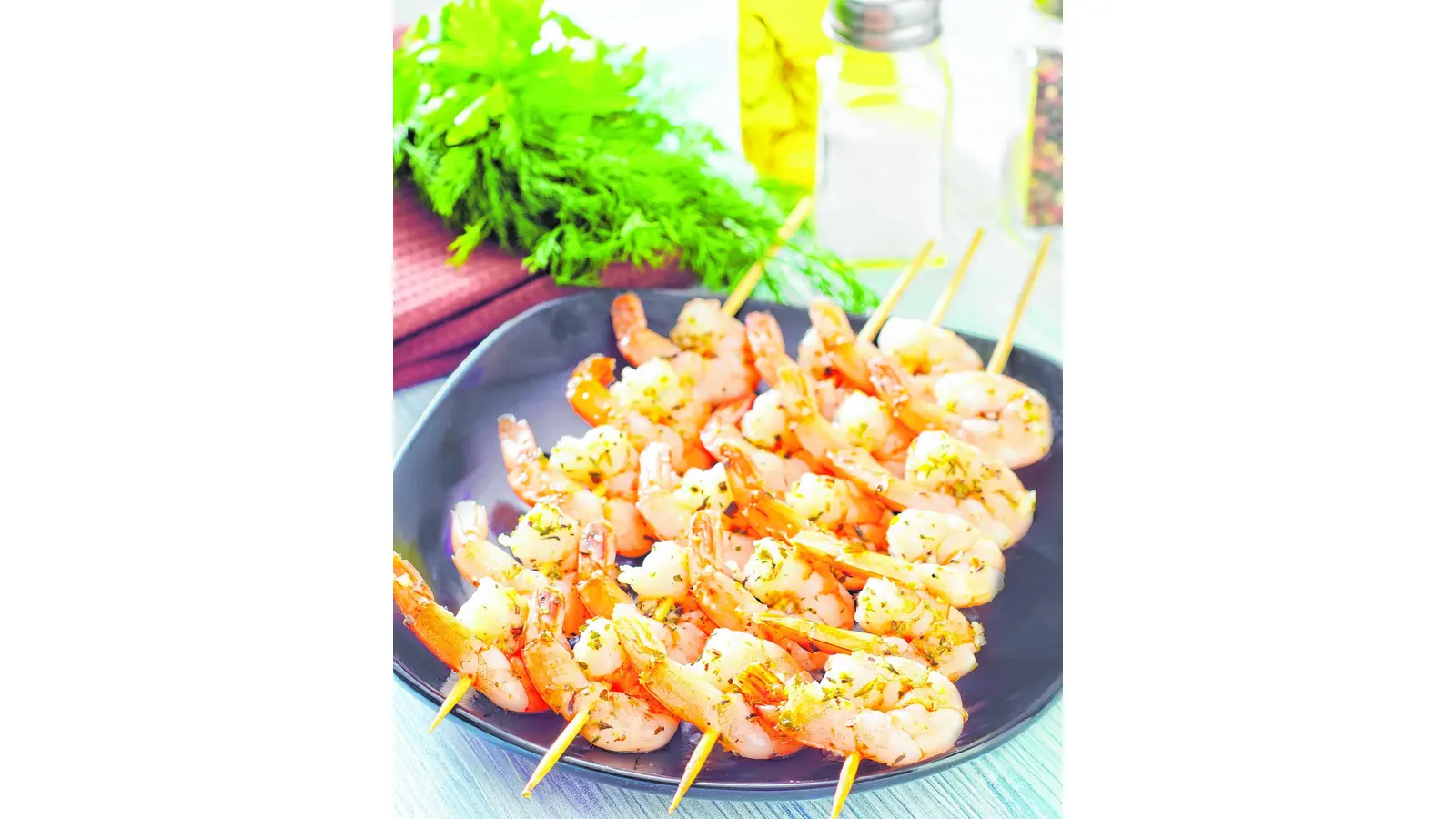 boiled shrimps are beaded on sticks (Foto: nh)