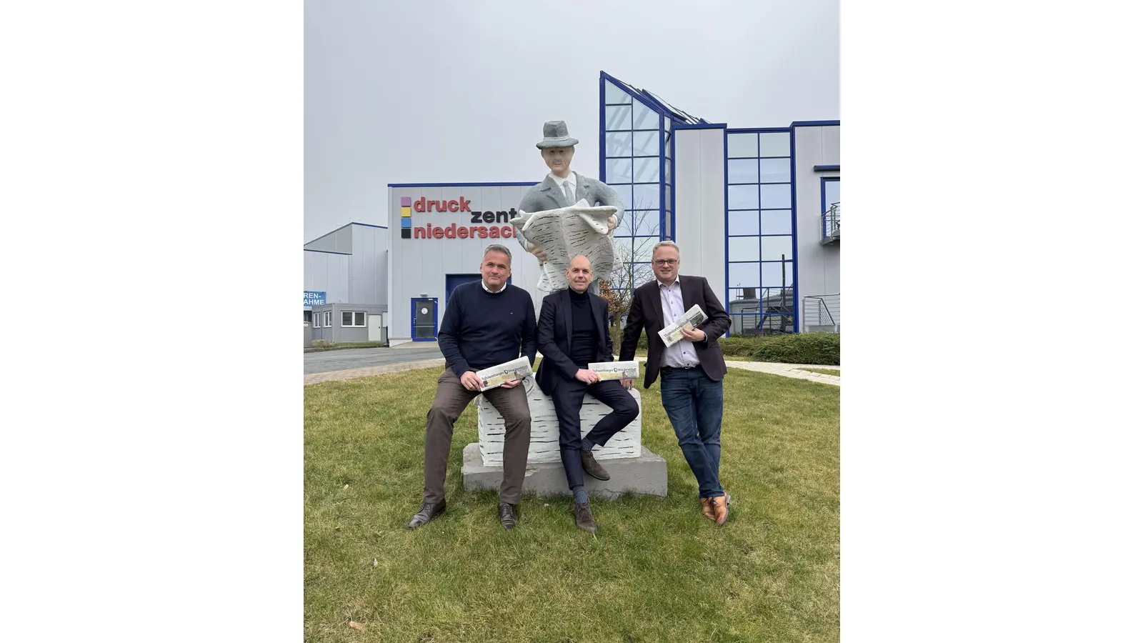 Schlagen ein neues Kapitel der Partnerschaft auf: Mike Schmidt, Bad Nenndorfs Stadtdirektor, André Schäffer, Geschäftsführer der Oppermann Schaumburger Wochenblatt GmbH, und Benjamin Lotz, Geschäftsführer der Landesgartenschau Bad Nenndorf gGmbH. (Foto: Landesgartenschau Bad Nenndorf gGmbH)