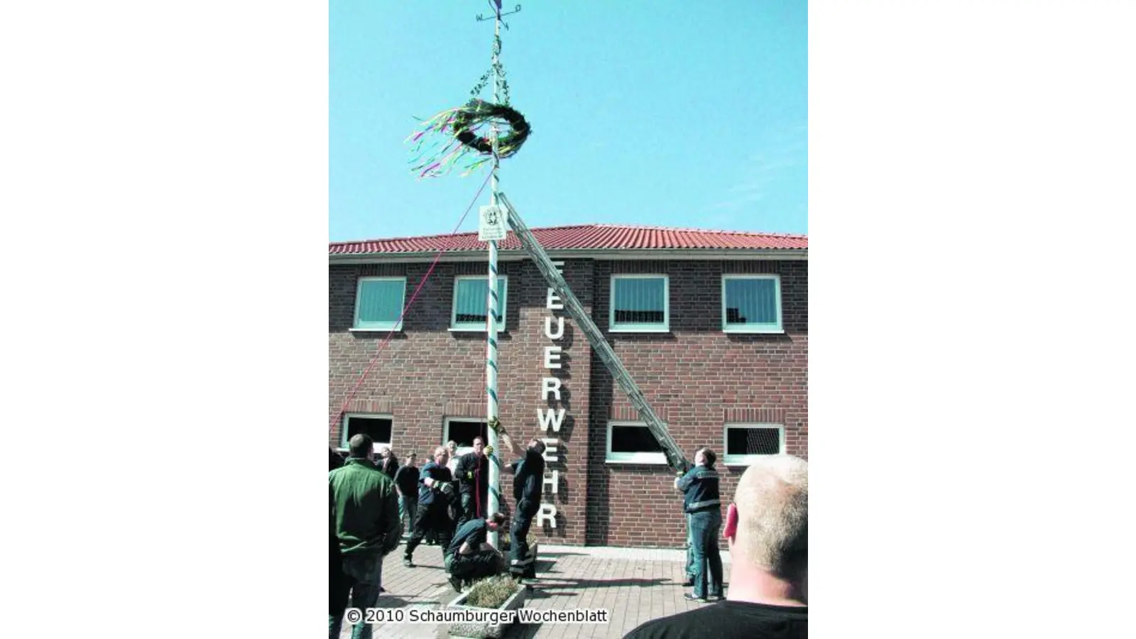 Bei strahlendem Sonnenschein wird der blau-weiße Maibaum aufgestellt (Foto: red)