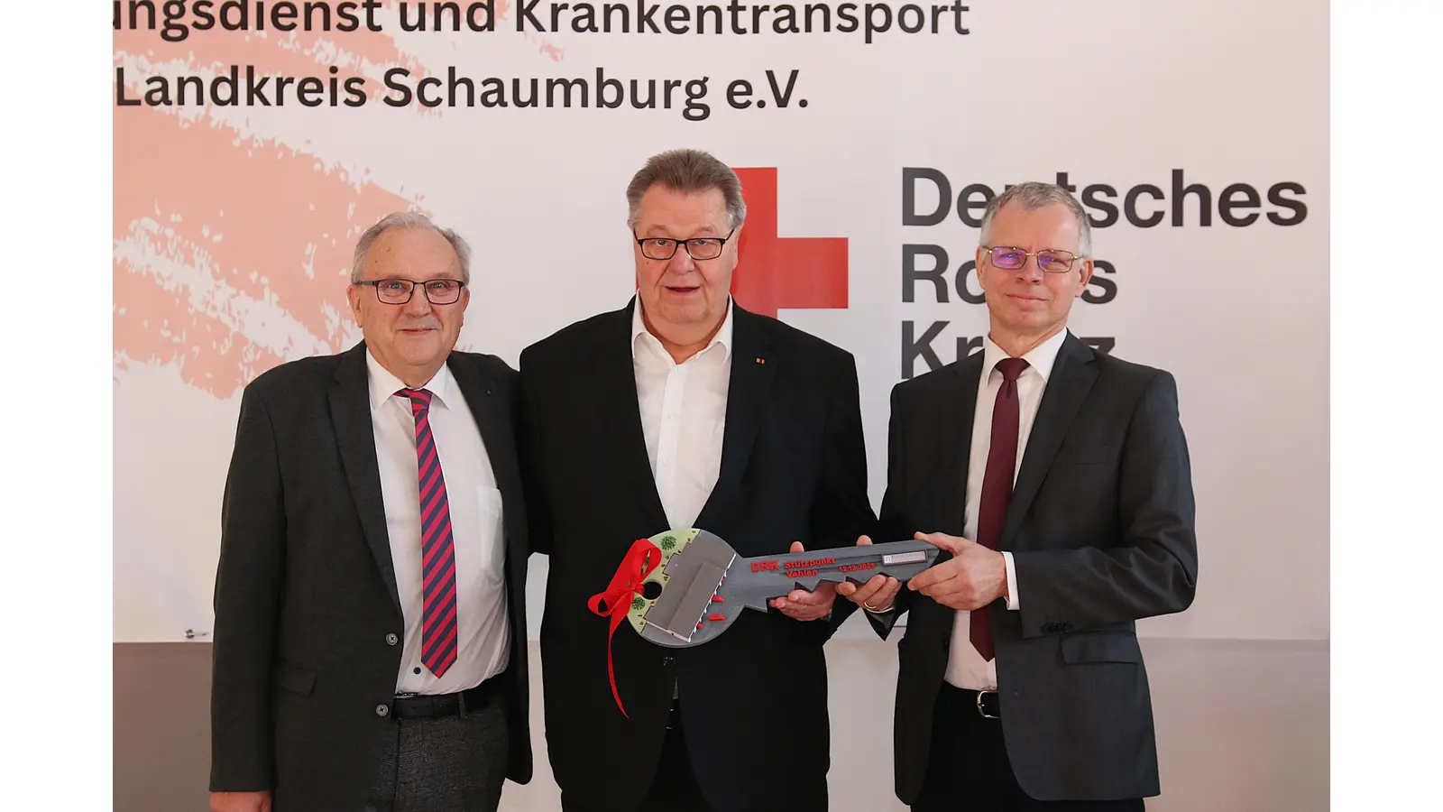 Architekt Joachim Riemer (v. li.) übergibt den symbolischen Schlüssel für den neuen Stützpunkt an Geschäftsführer Bernd Gerberding und Dr. Andreas Nieschke, Vorsitzender des „DRK-Rettungsdienstes und Krankentransport im Landkreis Schaumburg e. V.“. (Foto: bb)