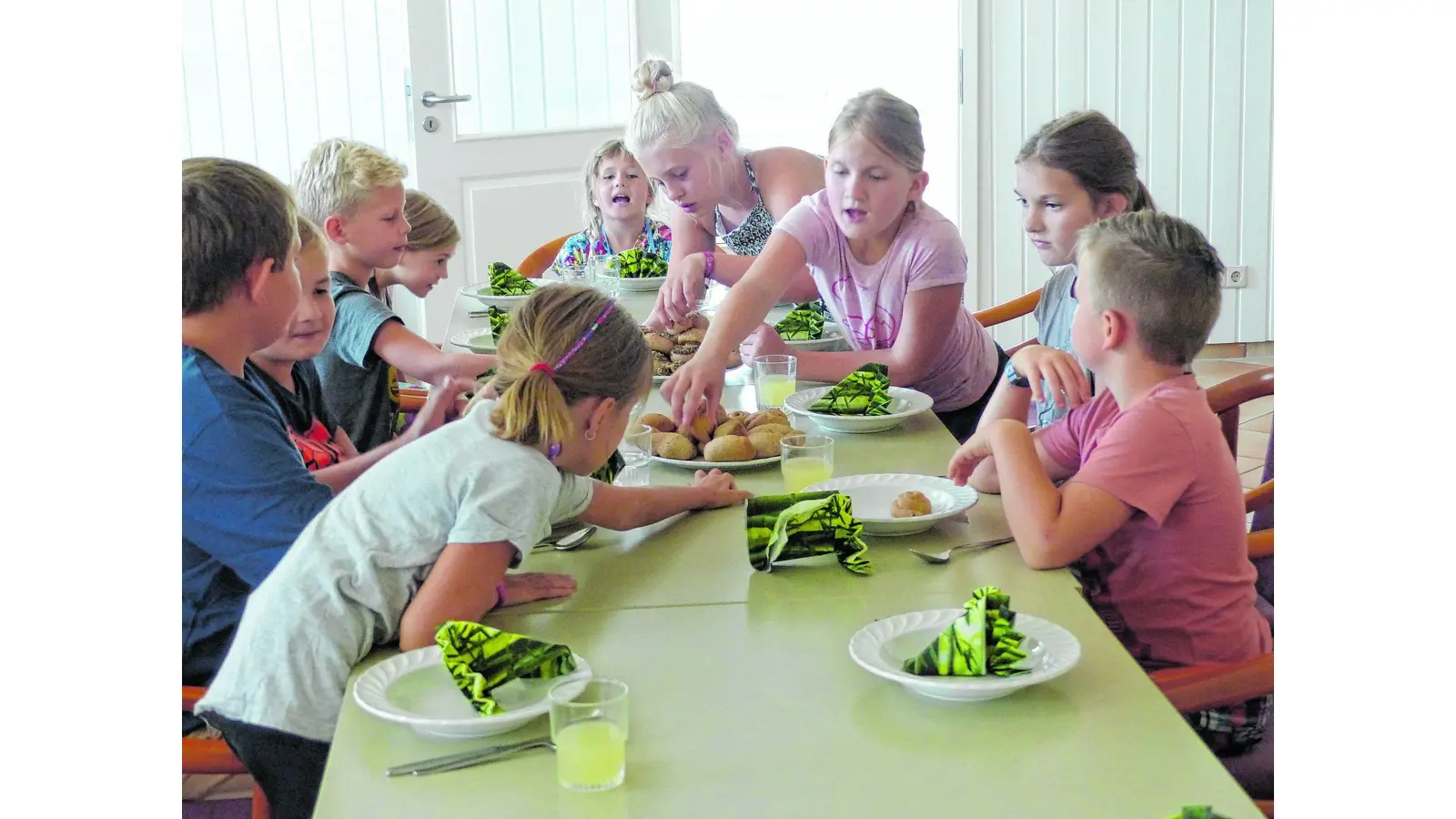 Kinder kochen Käsecremesuppe und viele leckere Apfeltaschen (Foto: al)