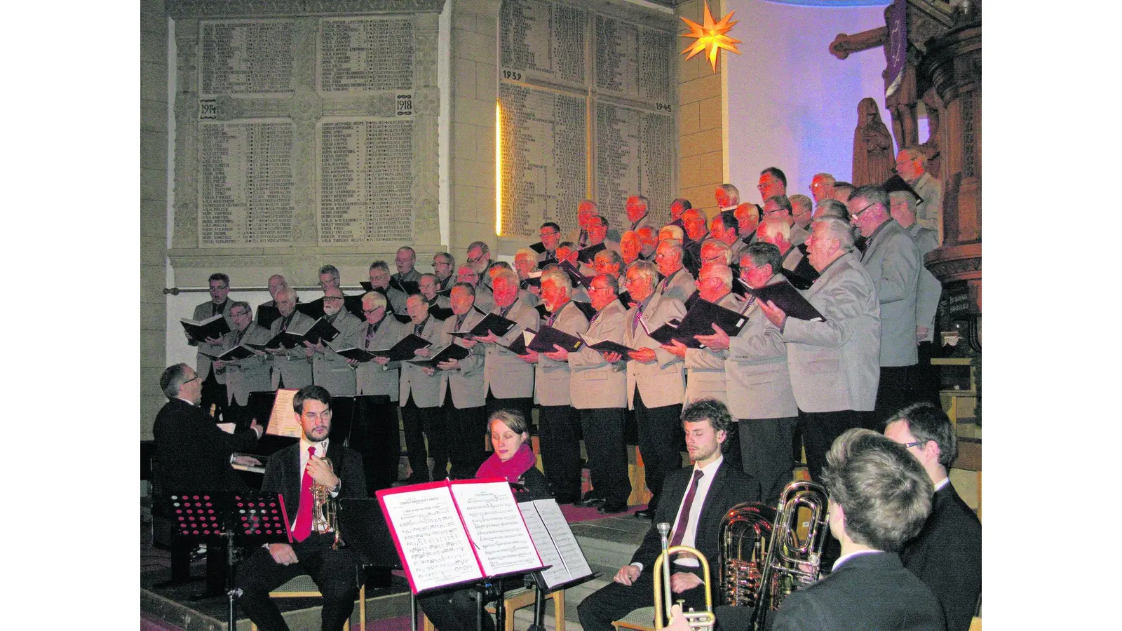 Lieder aus der ganzen Welt verzaubern die Kirche (Foto: ha)
