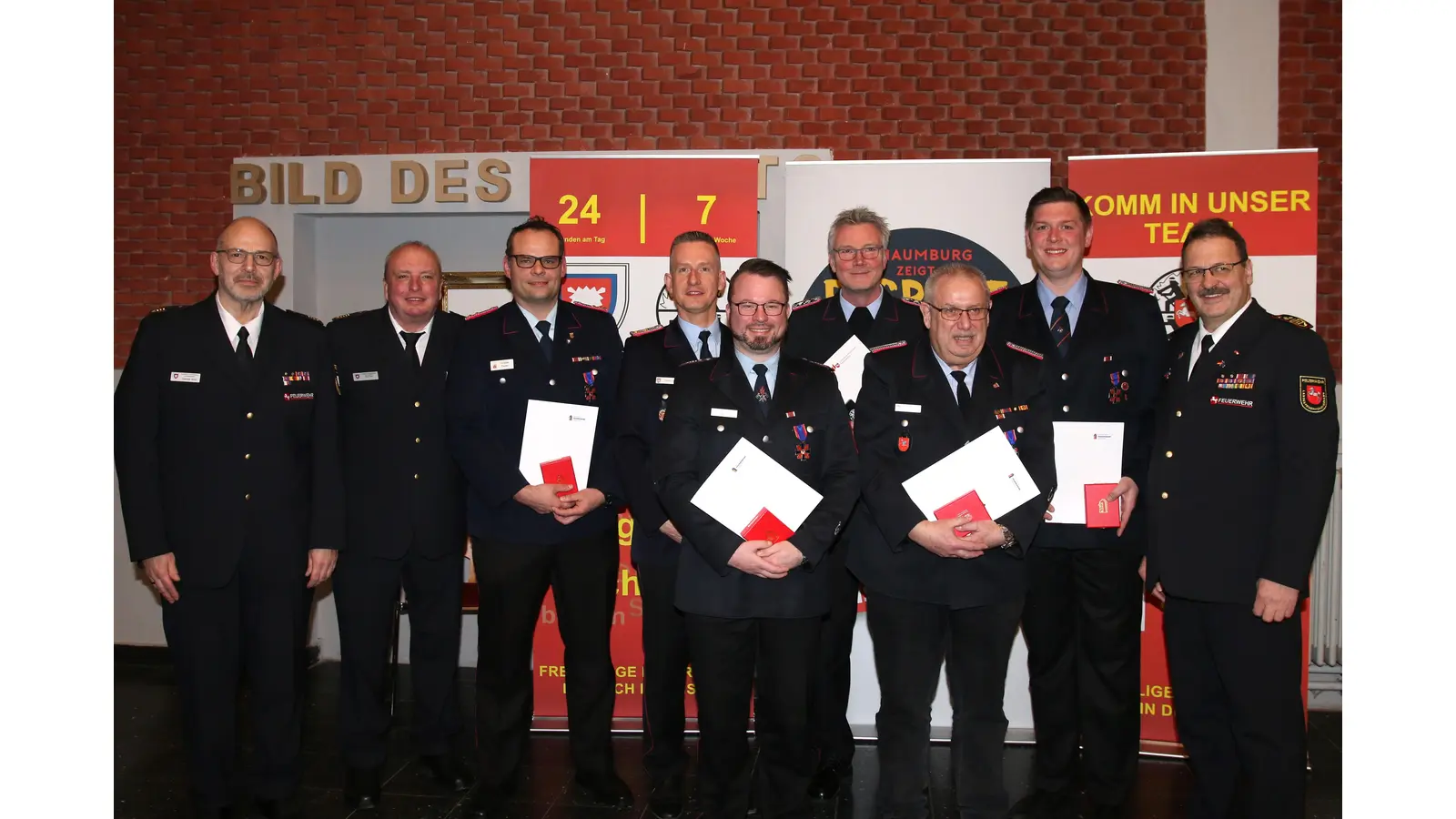 Joachim Muth (von links) und Michael Möller, Abschnittsleiter Süd, sowie der Präsident des Landesfeuerwehrverbandes Niedersachsen, Olaf Kapke (rechts), bei der Ehrung von Christian Fischer, Christian Voss, Marcel Dehnst, Bernd Kording, Thomas Reese und Marlon Sievert. (Foto: bb)