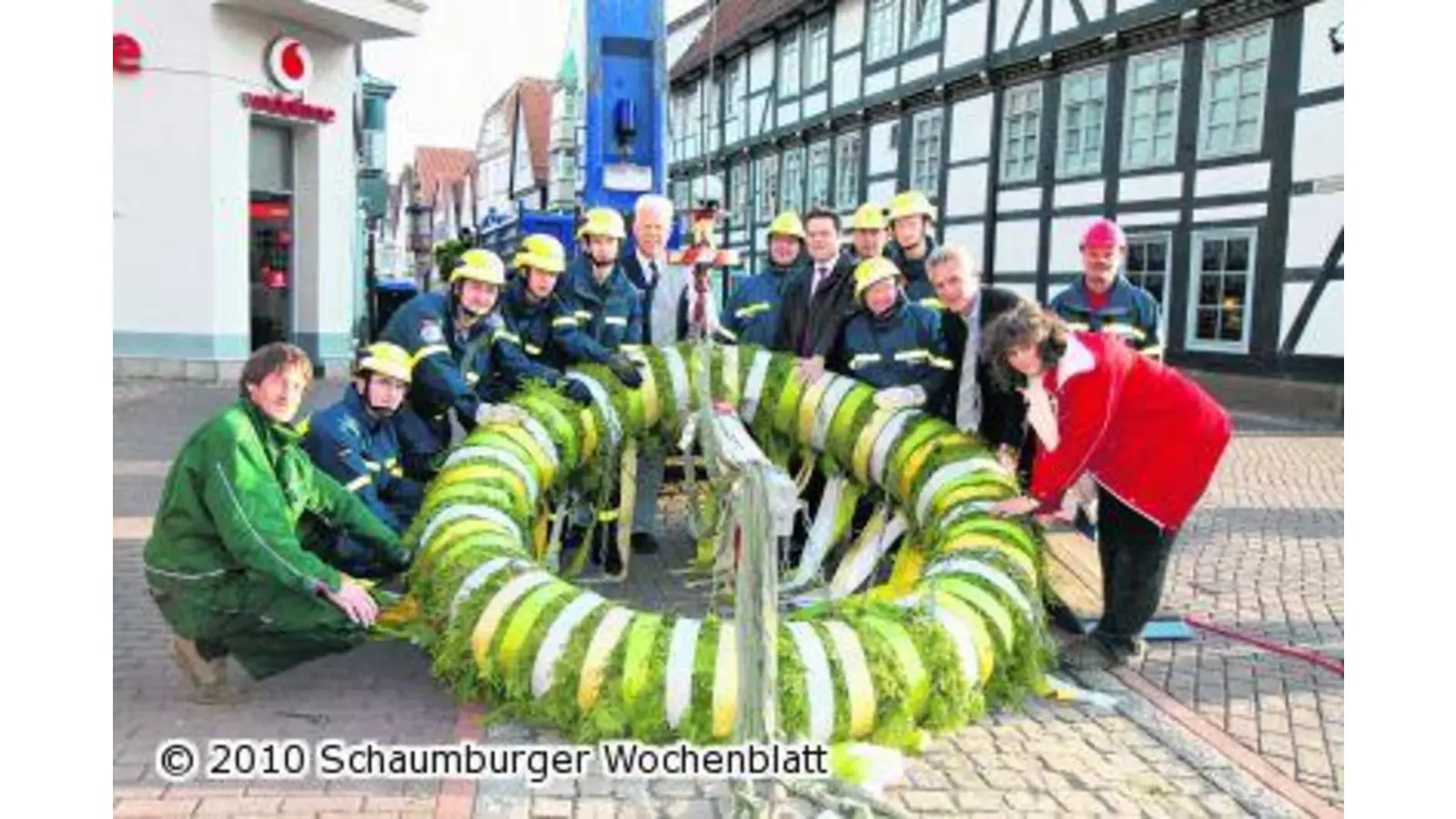 Maibaum steht obwohl die Drehleiter fehlt (Foto: bb)