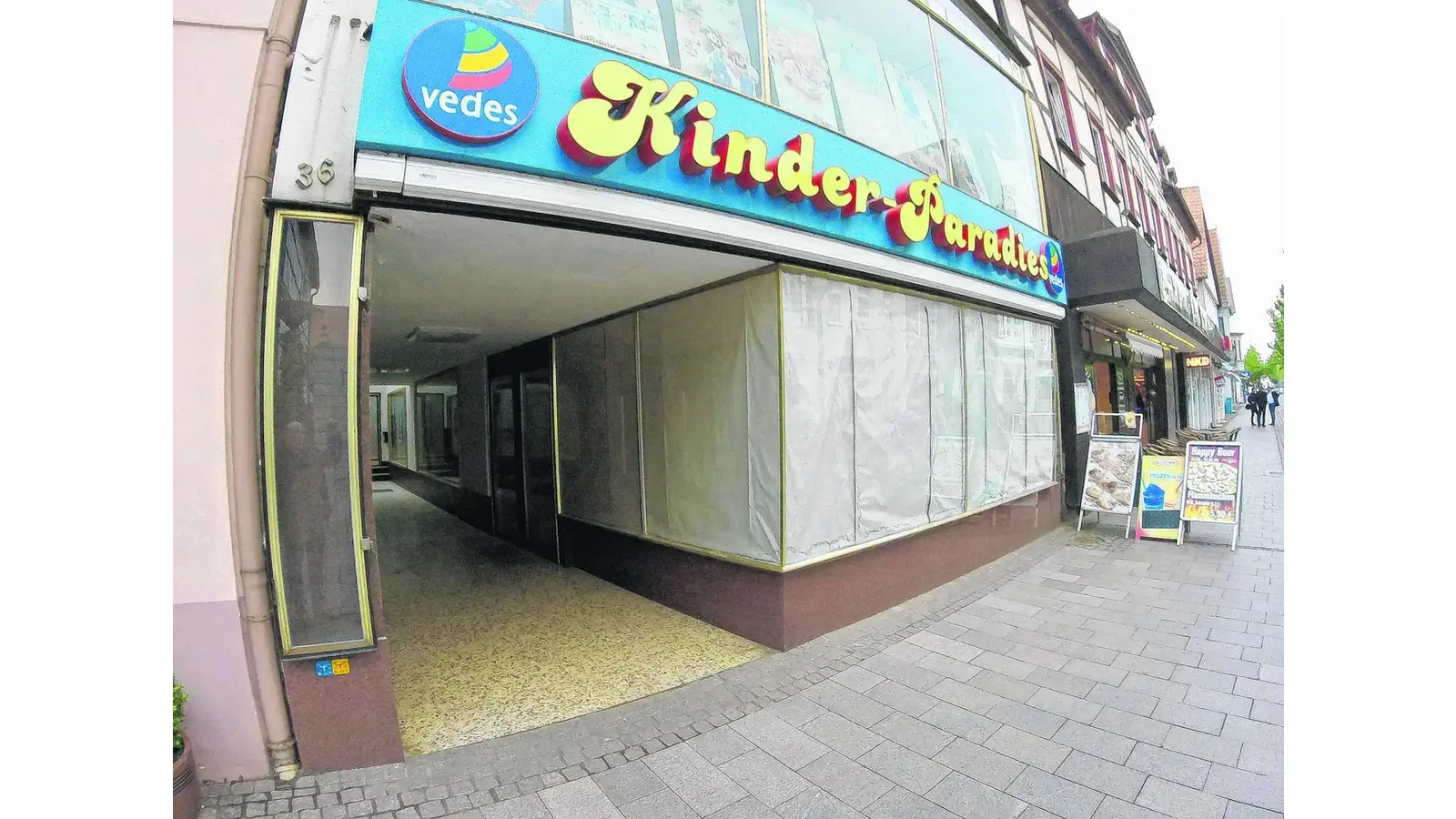 Schaufenster in Leerständen ordentlich gestalten (Foto: ste)