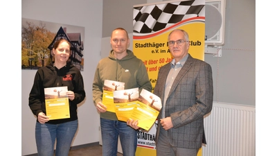 Bernward Franzky (rechts), Vorsitzender vom ADAC Niedersachsen/Sachsen-Anhalt, nimmt die Ehrungen des ADAC vor.<br> (Foto: privat)
