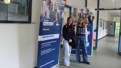 Waren begeistert (v.li.): Felicitas (12. Jahrgang) und Pia (11. Jahrgang). (Foto: wb)