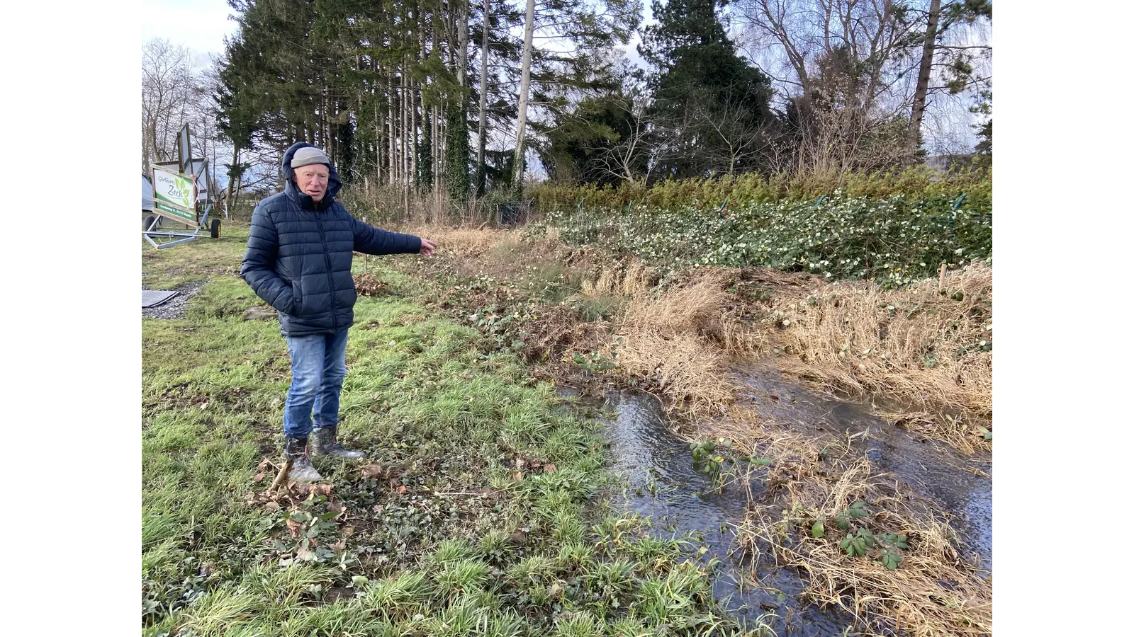 Karl-Heinz Zech zeigt, wo es seiner Meinung nach einen Rückstau durch Bewuchs und dadurch zurückgehaltenes Treibgut gab.  (Foto: ste)