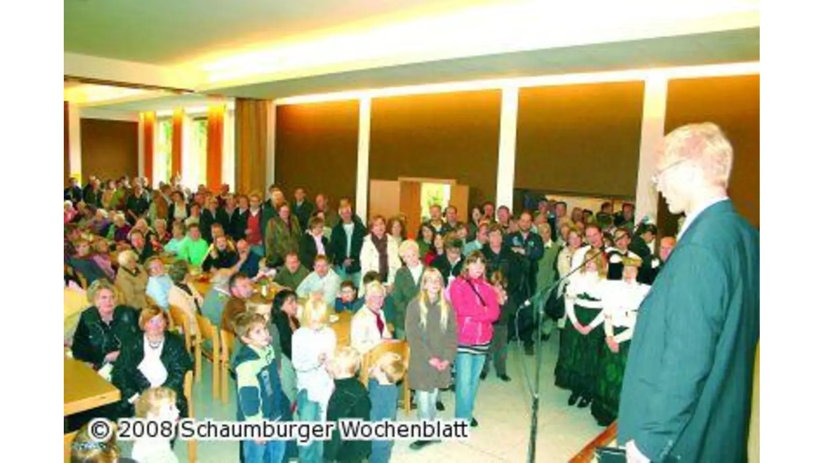 Viele Gäste kommen zu der Gemeindehaus-Einweihung (Foto: bb)