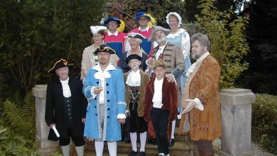 Einige Darsteller der damaligen Münchhausenaufführung in Lauenau. (Foto: Fleckenmuseum)