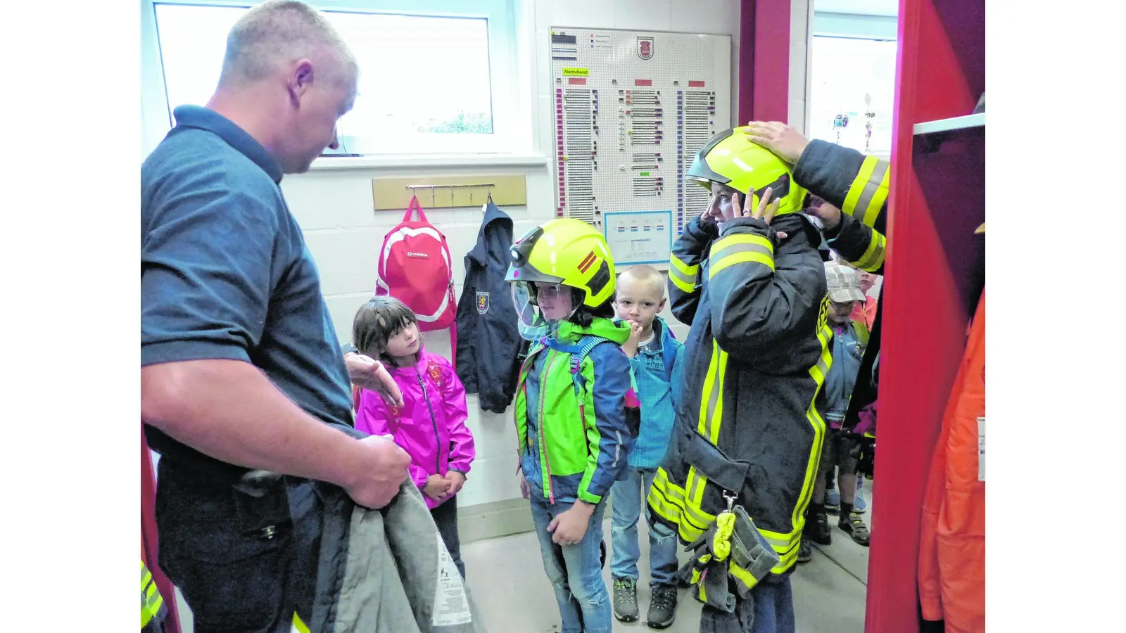 Kleine Kerle in großer Jacke (Foto: al)