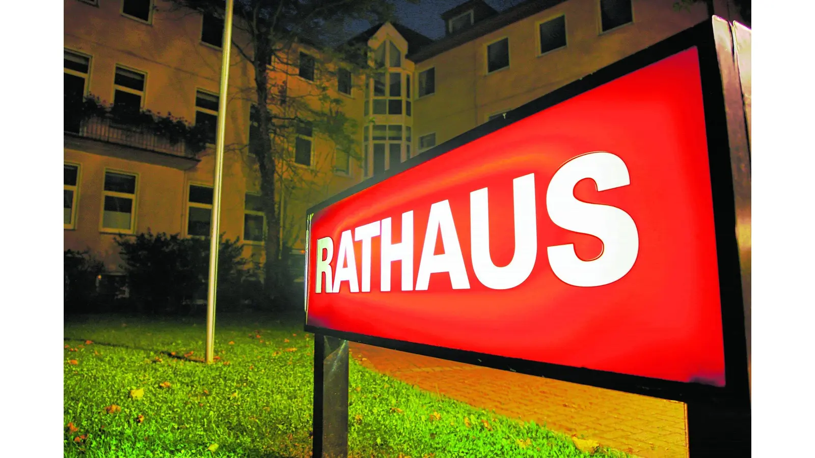 Das Nenndorfer Rathaus soll an seinem alten Standort bleiben (Foto: jl)