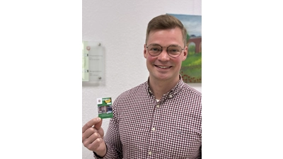 Bürgermeister Jörn Lohmann zeigt die neuen Gutscheine, die Auetaler ab sofort nutzen können. (Foto: privat)