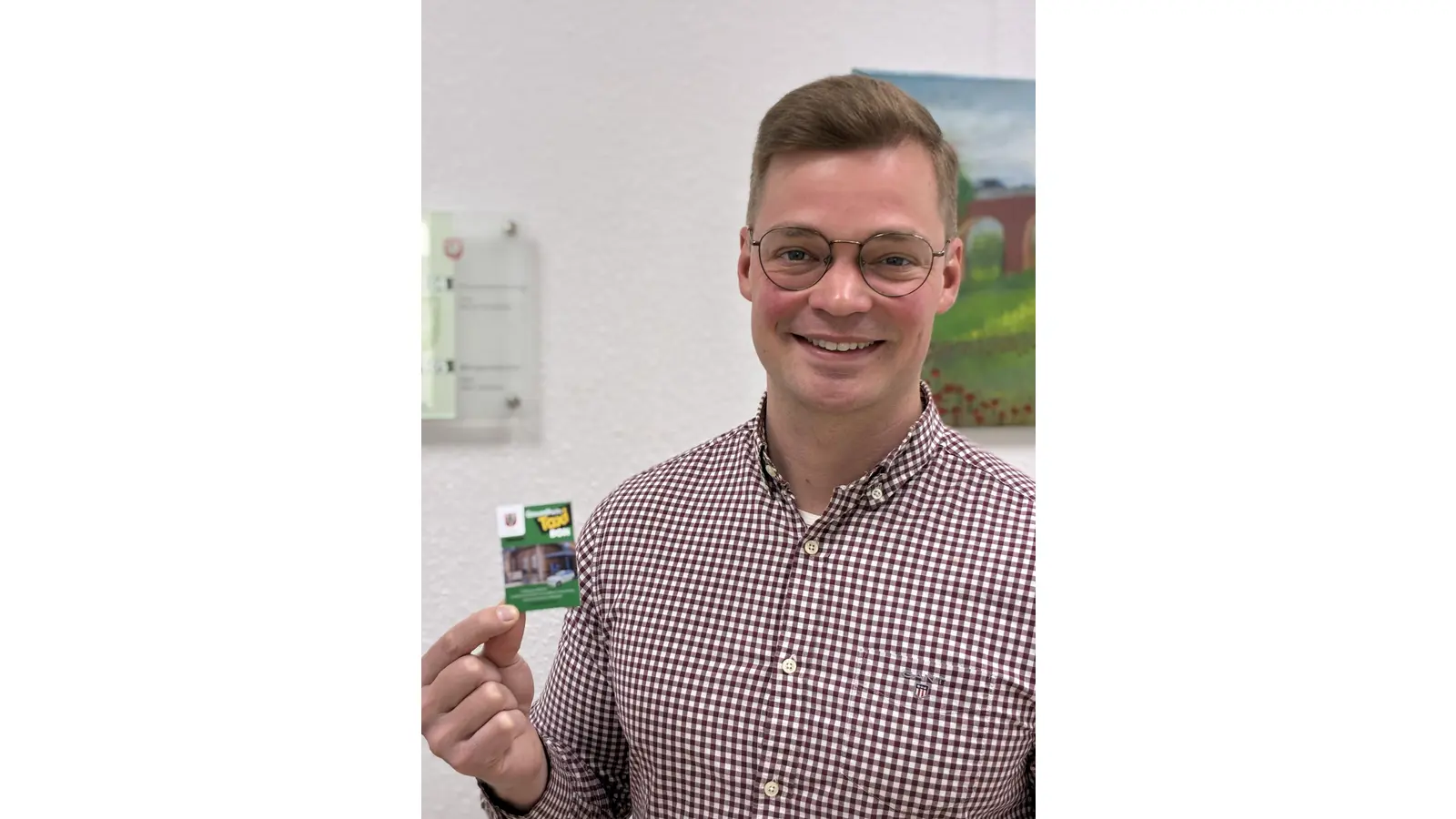 Bürgermeister Jörn Lohmann zeigt die neuen Gutscheine, die Auetaler ab sofort nutzen können. (Foto: privat)