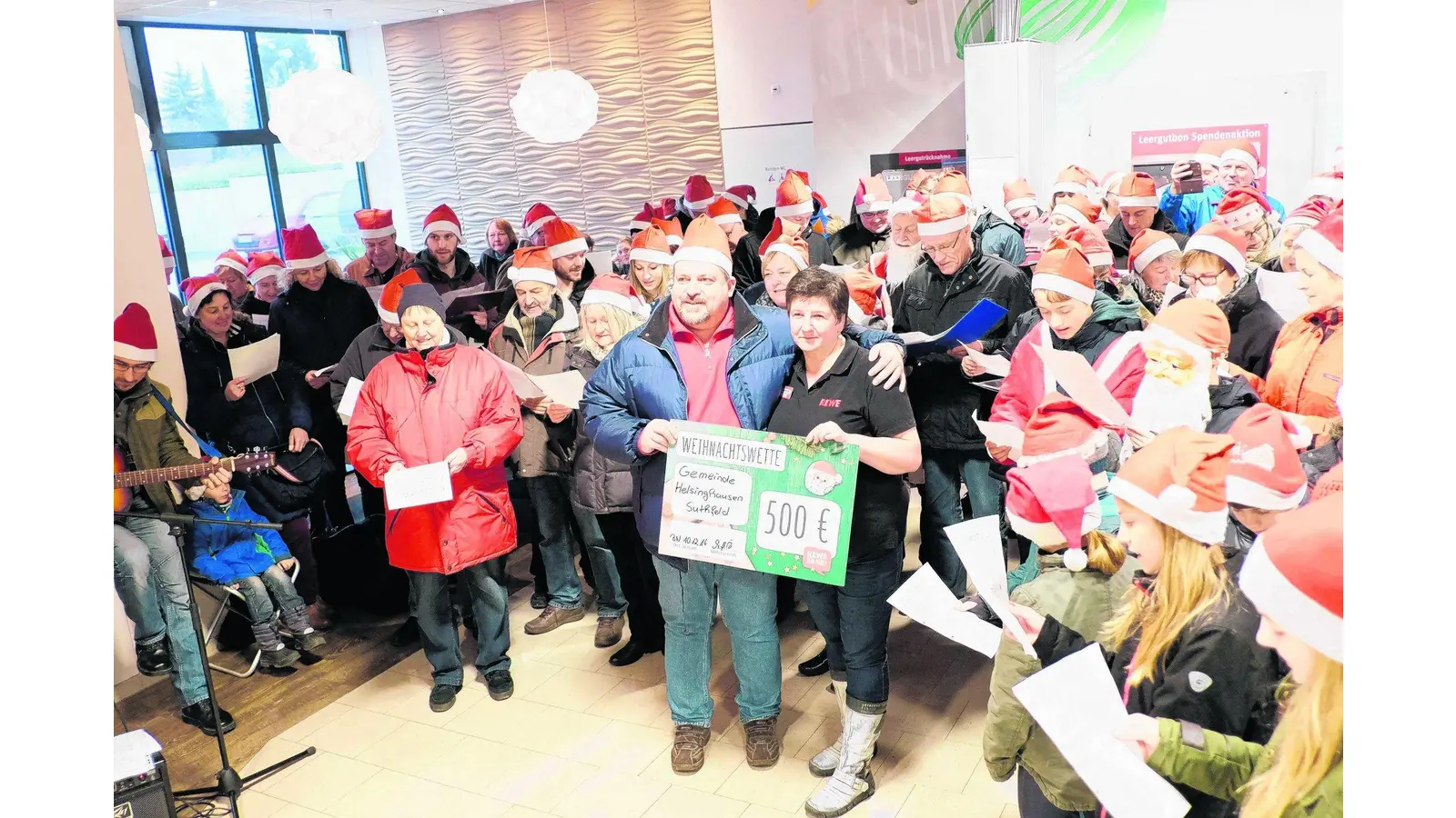 Weihnachtsmänner stürmen Supermarkt (Foto: tr)