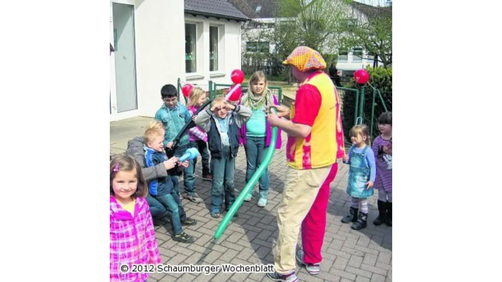 Bohrmaschinen und Schmetterlinge geformt aus bunten Luftballons (Foto: bt)