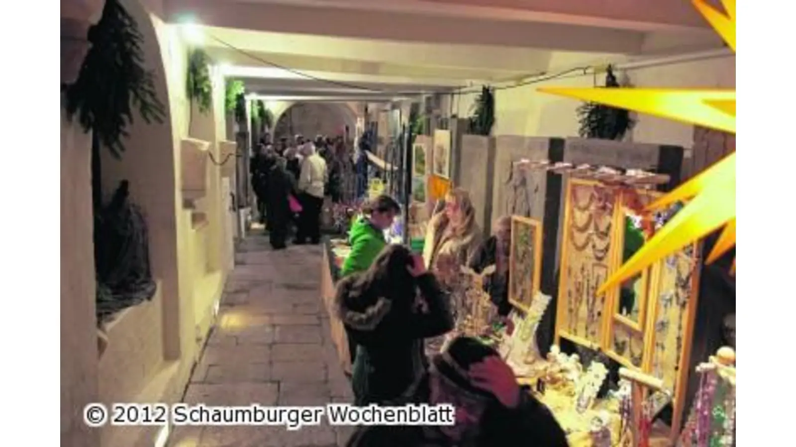 Adventsmarkt und Basar vor einer imposanten Kulisse (Foto: wa)