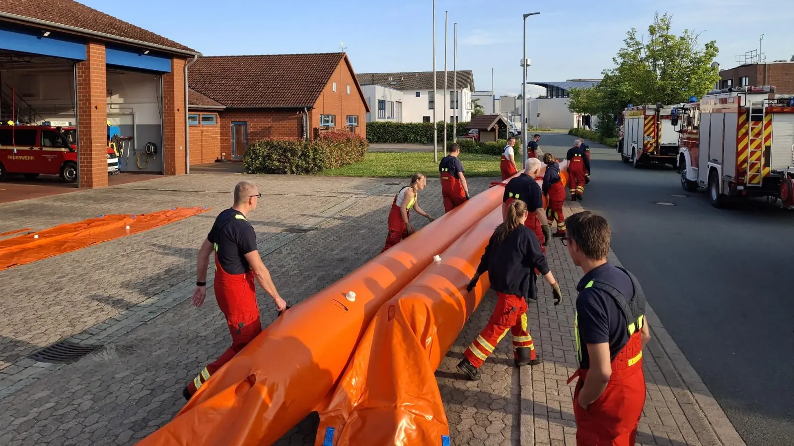 Der mobile Schlauchdamm kann mit wenig Personalansatz verlegt werden. (Foto: privat)