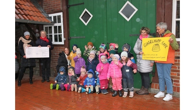 Eine Abordnung des Kindergartens nimmt die Spende von Marie-Luise Klose und Christiane Gorzitza entgegen.  (Foto: Borchers, Bastian)