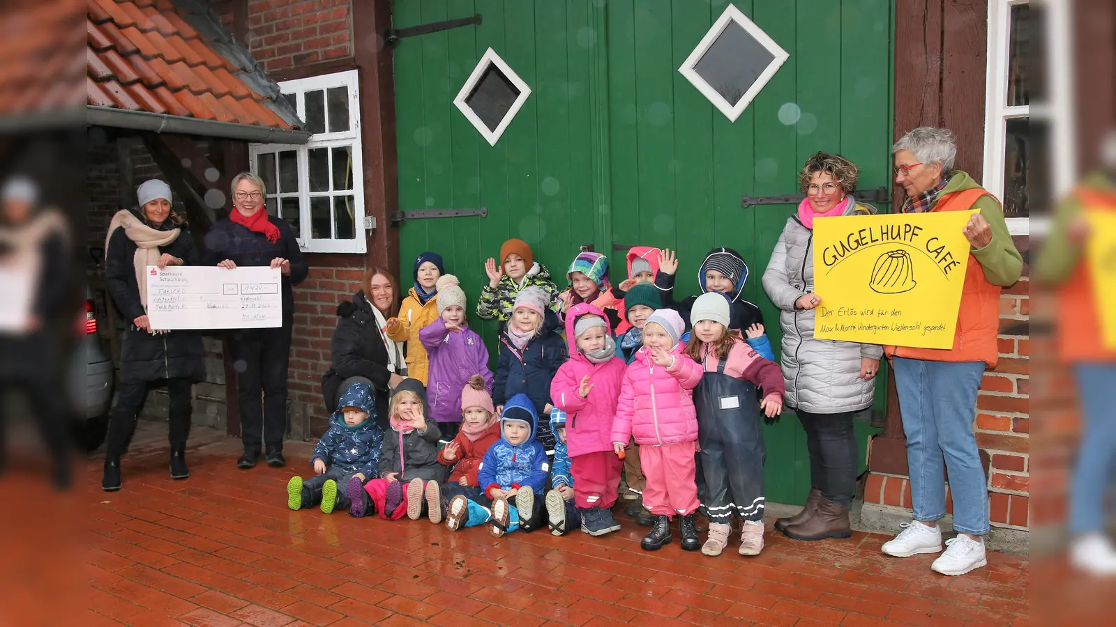 Eine Abordnung des Kindergartens nimmt die Spende von Marie-Luise Klose und Christiane Gorzitza entgegen.  (Foto: Borchers, Bastian)