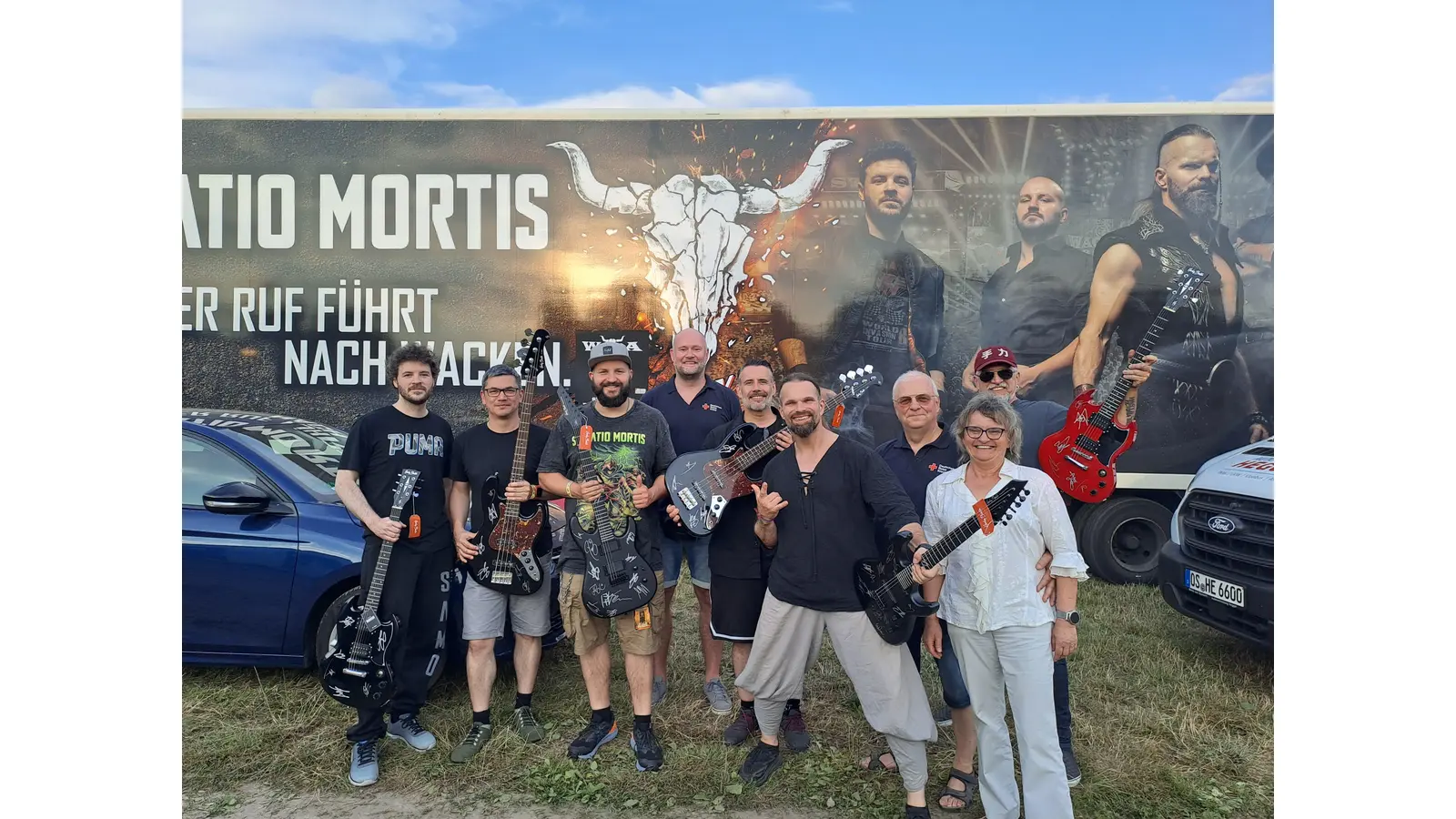 Die Bandmitglieder mit den Vertretern des DRK-Ortsvereins Bückeburg. (Foto: privat)
