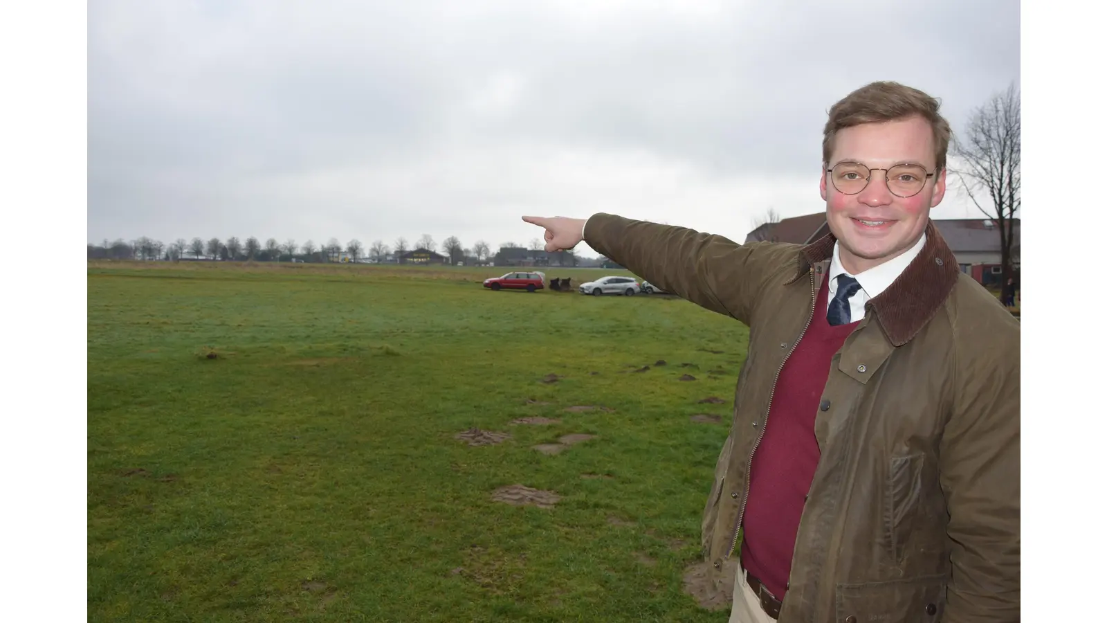Bürgermeister Jörn Lohmann zeigt, wo ein neues Gewerbegebiet im Auetal entstehen soll.<br> (Foto: ste)