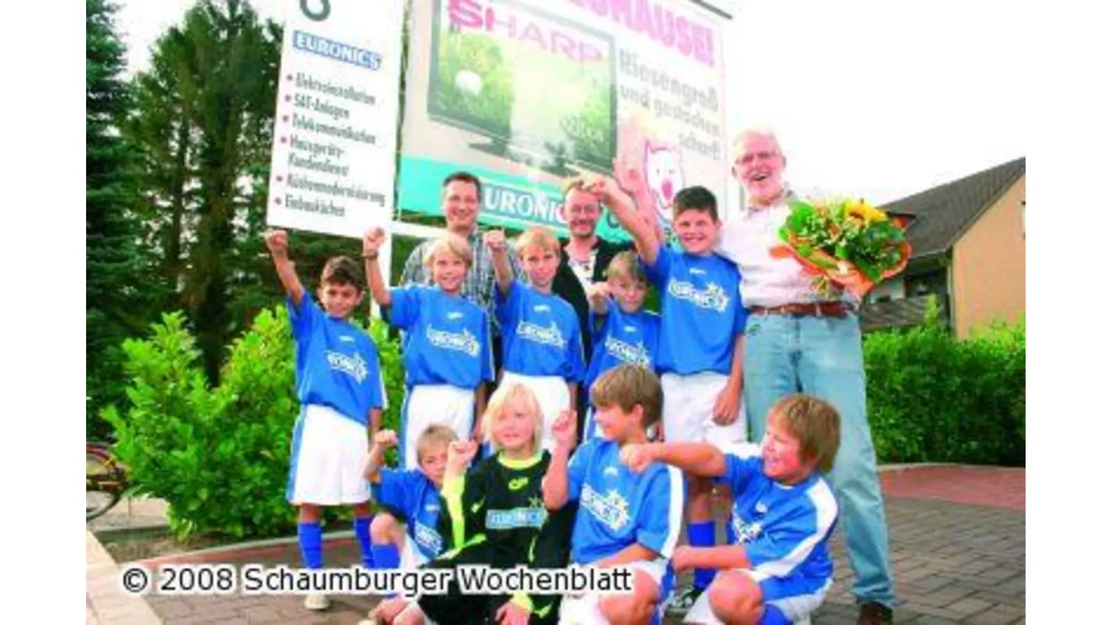 SGR E-Jugendspieler in neuen Trikots (Foto: bb)