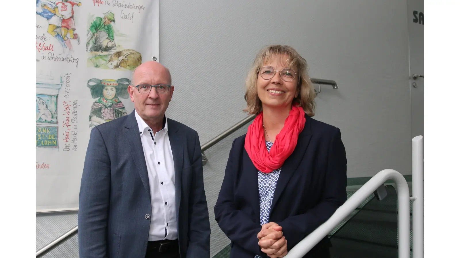 Landrat Jörg Farr und Personalamtsleiterin Susanne Ellersiek informieren über den Personalaufwuchs beim Landkreis. (Foto: bb)