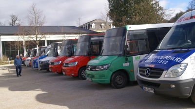 Bürgerbusvereine zeigen Flagge auf der Esplanade in Bad Nenndorf. (Foto: gk)
