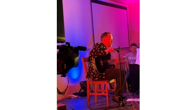 Stephan Rauball bindet sein Publikum von Beginn an mit ein.  (Foto: privat)