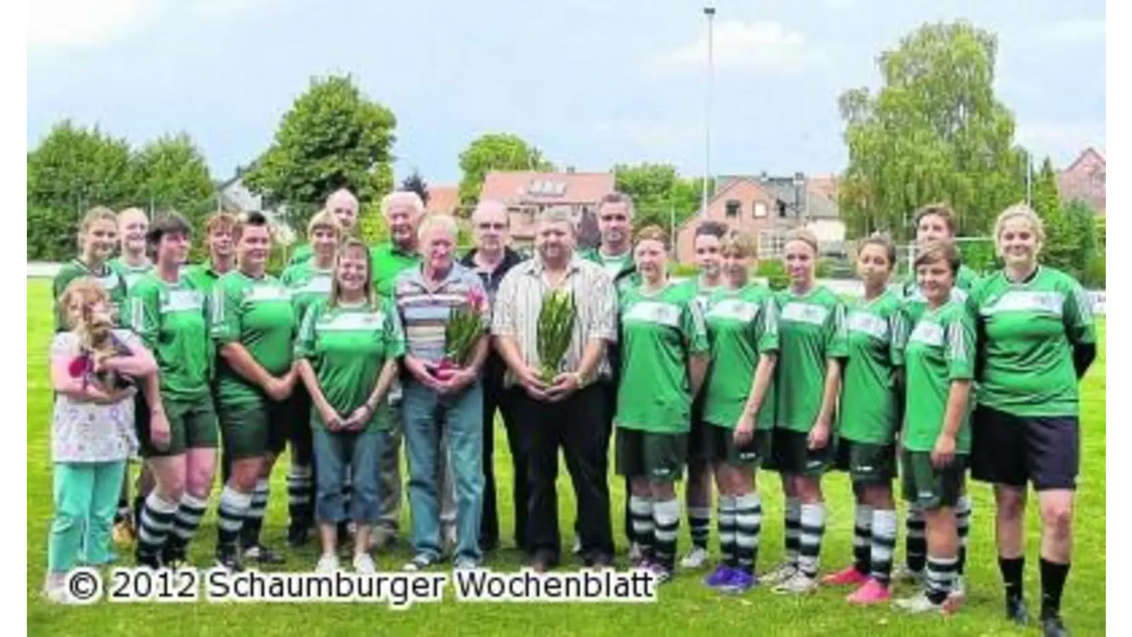 Freunde und Sponsoren kommen zur kleinen Feier (Foto: pm)