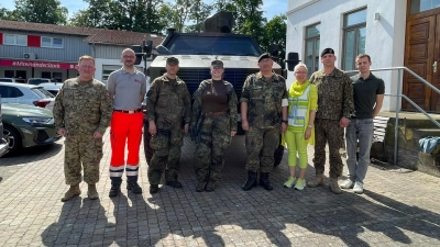 In Wunstorf: Alle Übungsteilnehmer und Sebastian von der Haar von den Johannitern (2.v.li.). (Foto: Johanniter)
