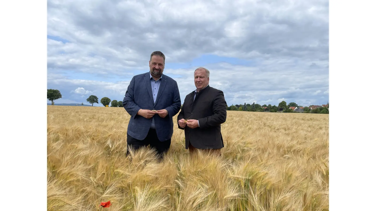 Dr. Holger Hennies und Konrad Westphale fordern entschlossen: Die Düngeverordnung muss dringend überarbeitet werden – im Sinne von Qualität, Ernährungssicherheit und fairen wirtschaftlichen Bedingungen für die Landwirtschaft. (Foto: Landvolk)