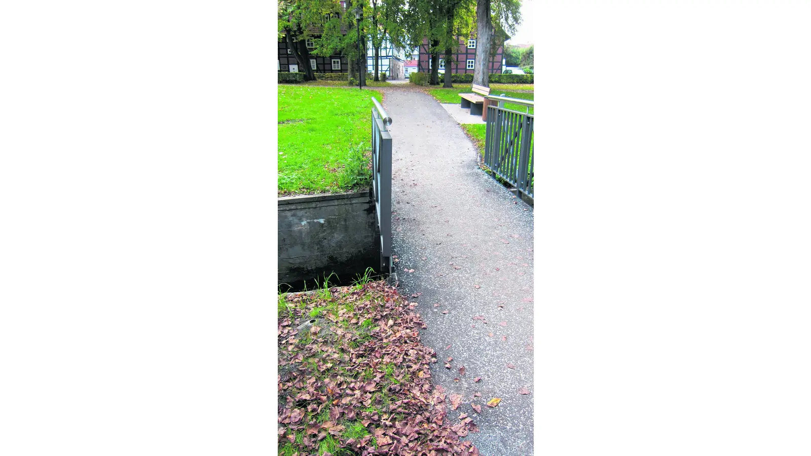 Brücke am Stadtwall sorgt für Unmut (Foto: em)